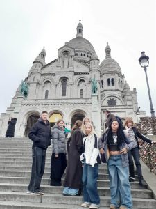 Studerende foran Sacré-Cœur basilikaen i Paris under studietur med fokus på kultur, arkitektur og fællesskab.